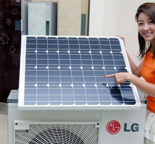 En la imagen aparece situado en la parte superior de la m�quina, pero es de suponer que no va fijado y que se puede optimizar su posici�n y orientaci�n para que sea m�s eficiente. Seg�n el fabricante, este panel fotovoltaico es capaz de aportar a la instalaci�n de aire acondicionado unos 70 vatios de potencia por hora, un hecho que ayudar�a a reducir unos 212kg de CO2 en unos 10 a�os, el equivalente a plantar unos 780 pinos en el mismo per�odo.
