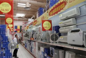 Aparatos de aire acondicionado expuestos en un comercio