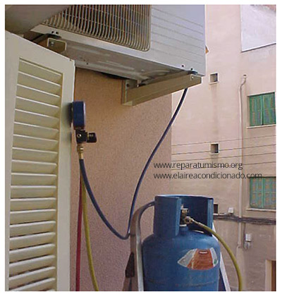 Bomba de vacío y botella de gas