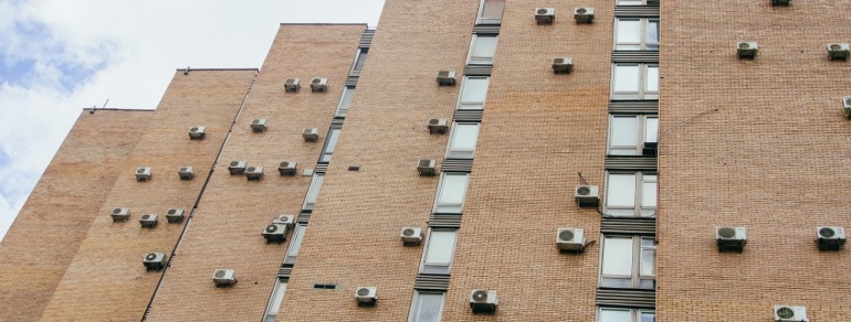 Fachada con compresores de aire acondicionado