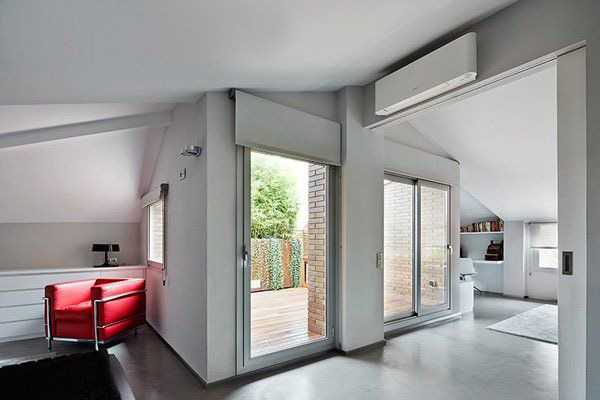 Split colocado en un dormitorio