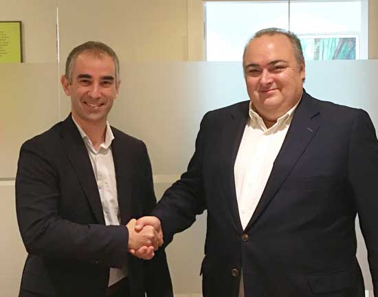 Raúl Rodríguez, Director General de AGIC-FERCA, y Andreu Vilà, Director General de Fundación ECOTIC, durante el acto de firma del convenio entre ambas entidades.