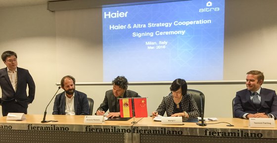 Antonio Mediato, CEO de Altra Corporación (Airzone), y Wang Li, directora de la División Industrial de Haier AC, rubricaron el acuerdo en la feria de Milán.