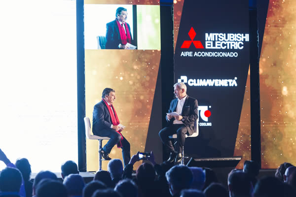 Pedro Ruíz, director general de Aire Acondiconado Mitsubishi Electric España, con Carlos Sobera
