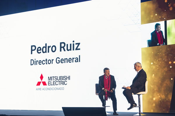 Pedro Ruiz y Carlos Sobera charlan en el escenario