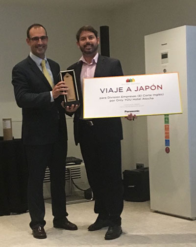 Gerardo E.Herranz, del Departamento de Proyectos Central de El Corte Inglés (División Empresas) recoge el premio destinado al Hotel Ayre Atocha de la mano de Marc Díaz, Responsable Grandes Cuentas y Prescripción de Panasonic.