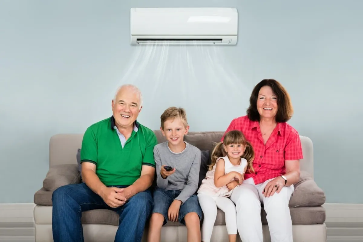 Familia con un aire acondicionado