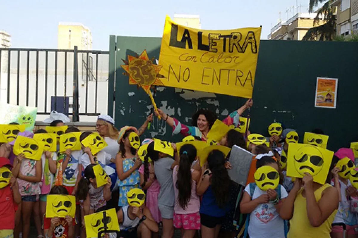 500 niños de Sevilla acuden en bañador a clase para reclamar climatización en las aulas