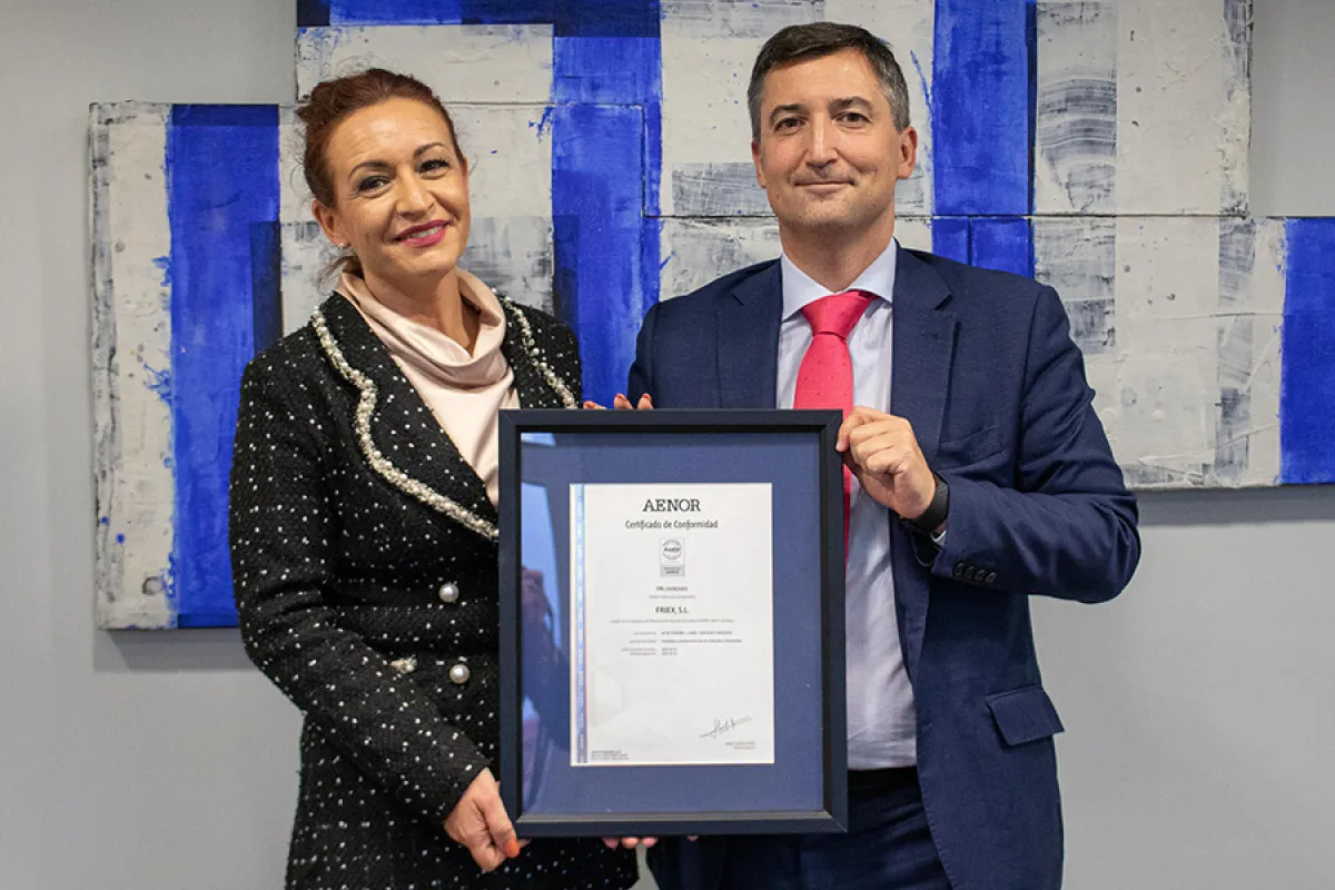 Entrega de Certificación a Susana Rodriguez. DG de FRIEX S.L por Nicolas Henríquez Director de Ventas AENOR