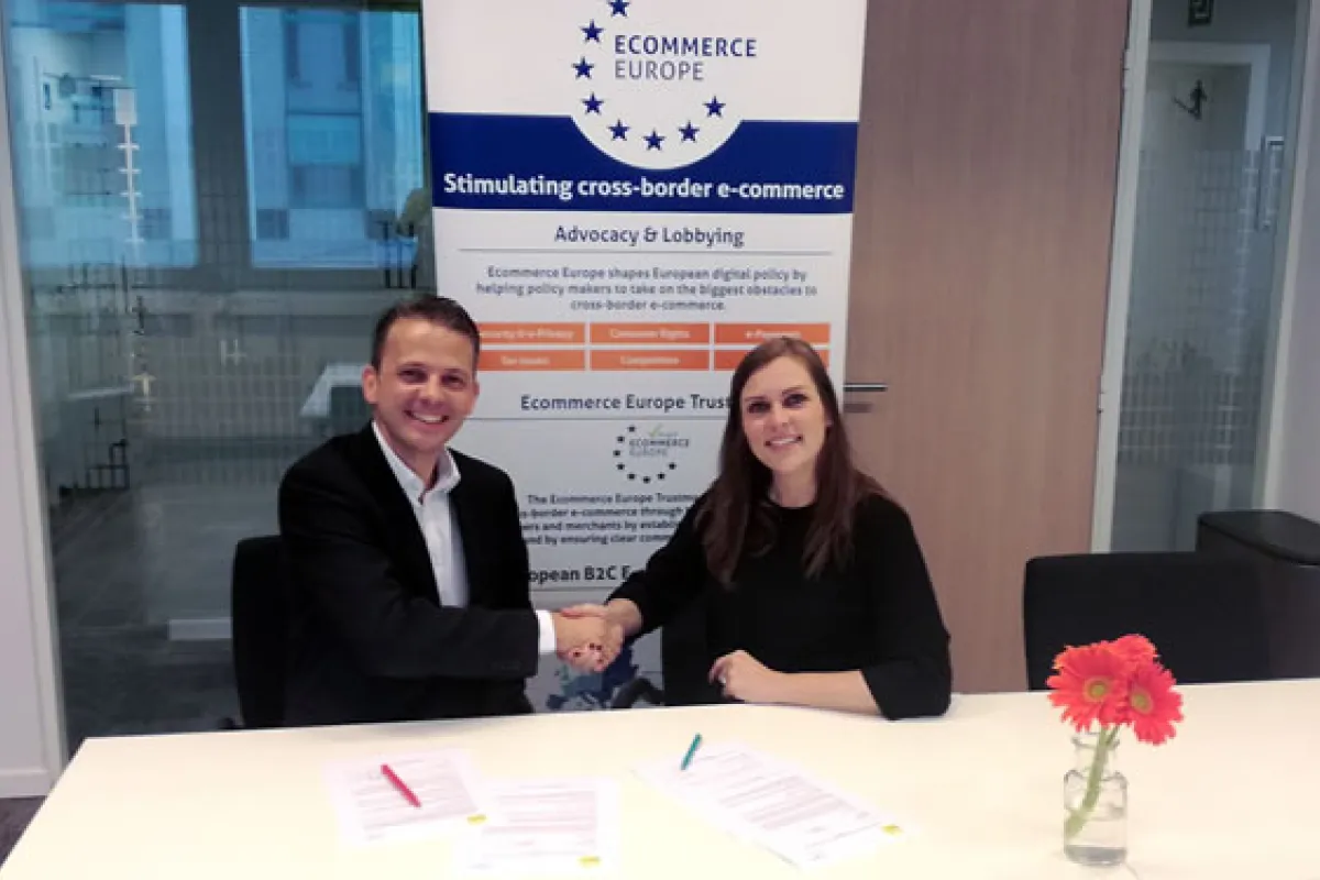 Christian Ludwig, CEO de WEEE Europe, y Marlene ten Ham, Secretaria General de Ecommerce Europe, durante el acto de firma del acuerdo.