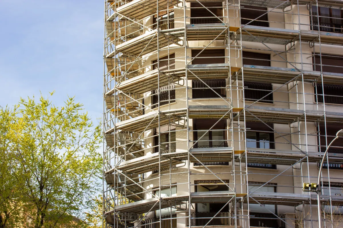 Edificio con andamios
