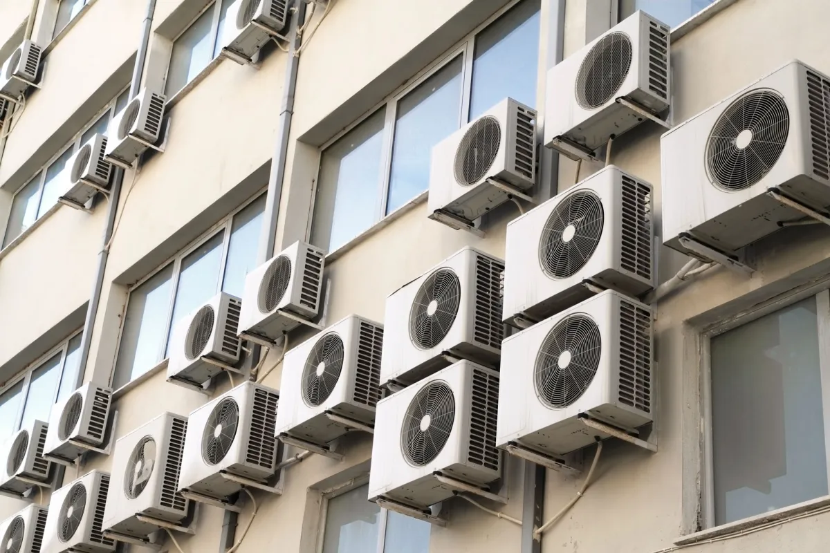 Aparatos de aire acondicionado colocados en la fachada de un edificio