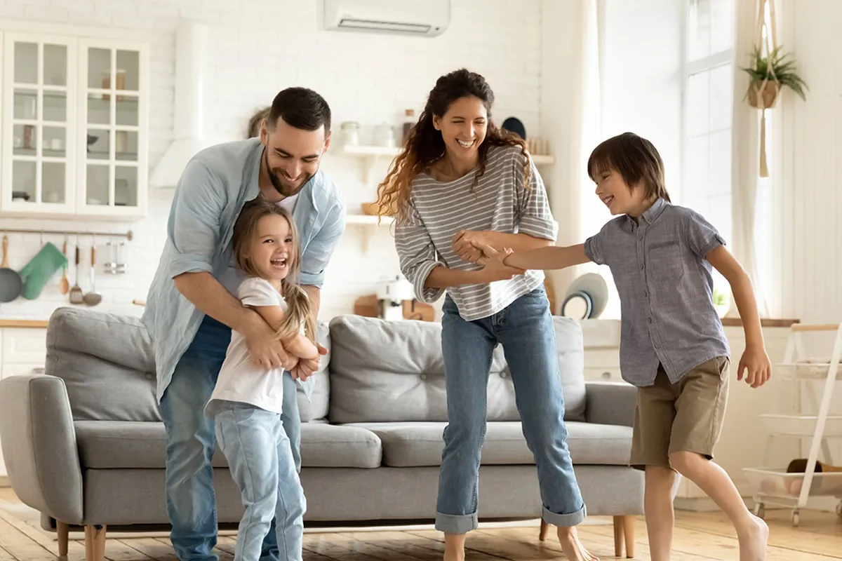 Familia disfrutando en su casa con el aire acondicionado encendido