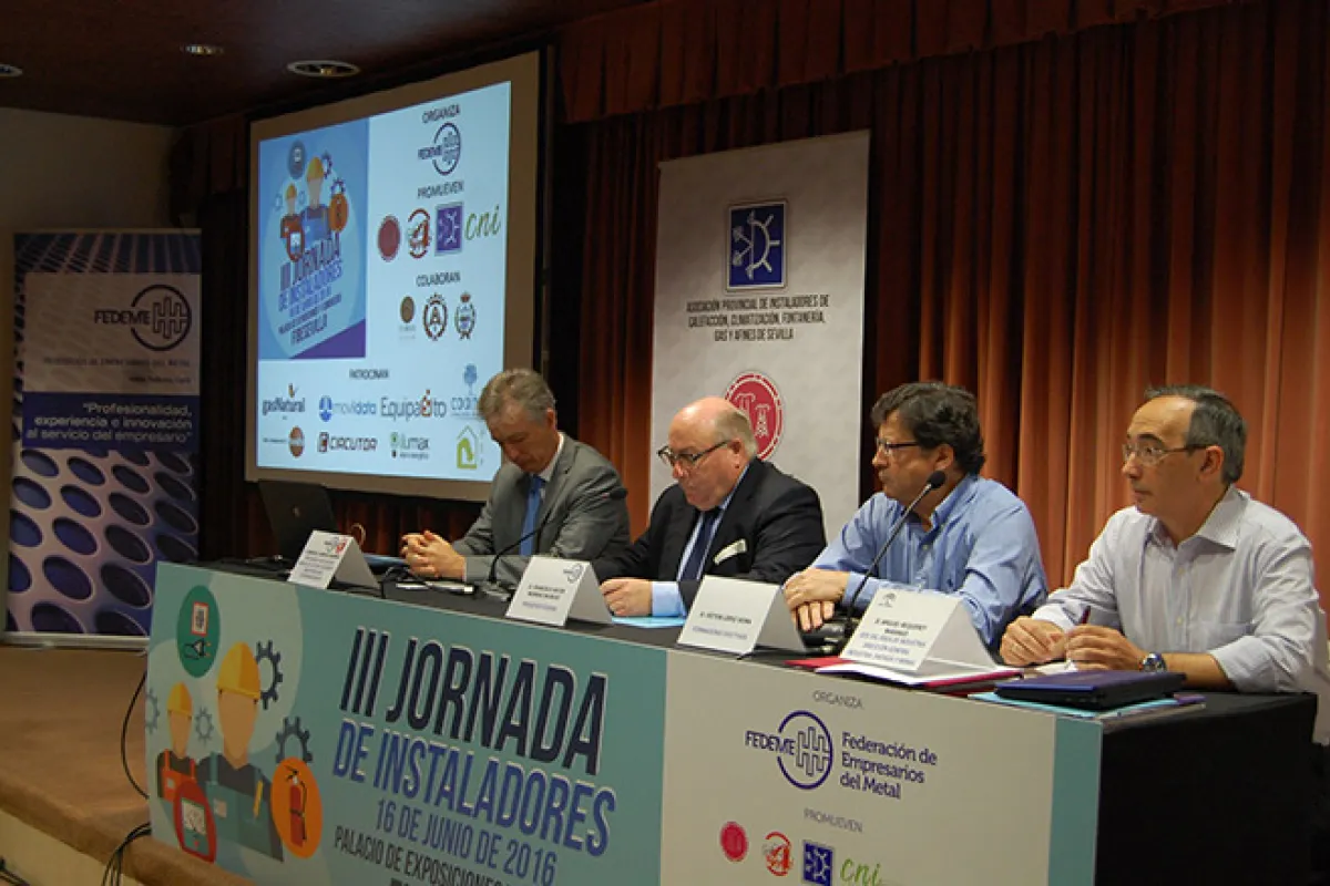 Manuel Campos Ramírez, presidente de la Asociación Andaluza de Mantenedores e Instaladores Contra Incendios; Francisco Javier Moreno Muruve, presidente de FEDEME; Víctor López Veira, de Formadores Efectivos y Miguel Requerey Naranjo, jefe del Área de Industria de la Dirección General de Industria, Energía y Minas de la Junta de Andalucía