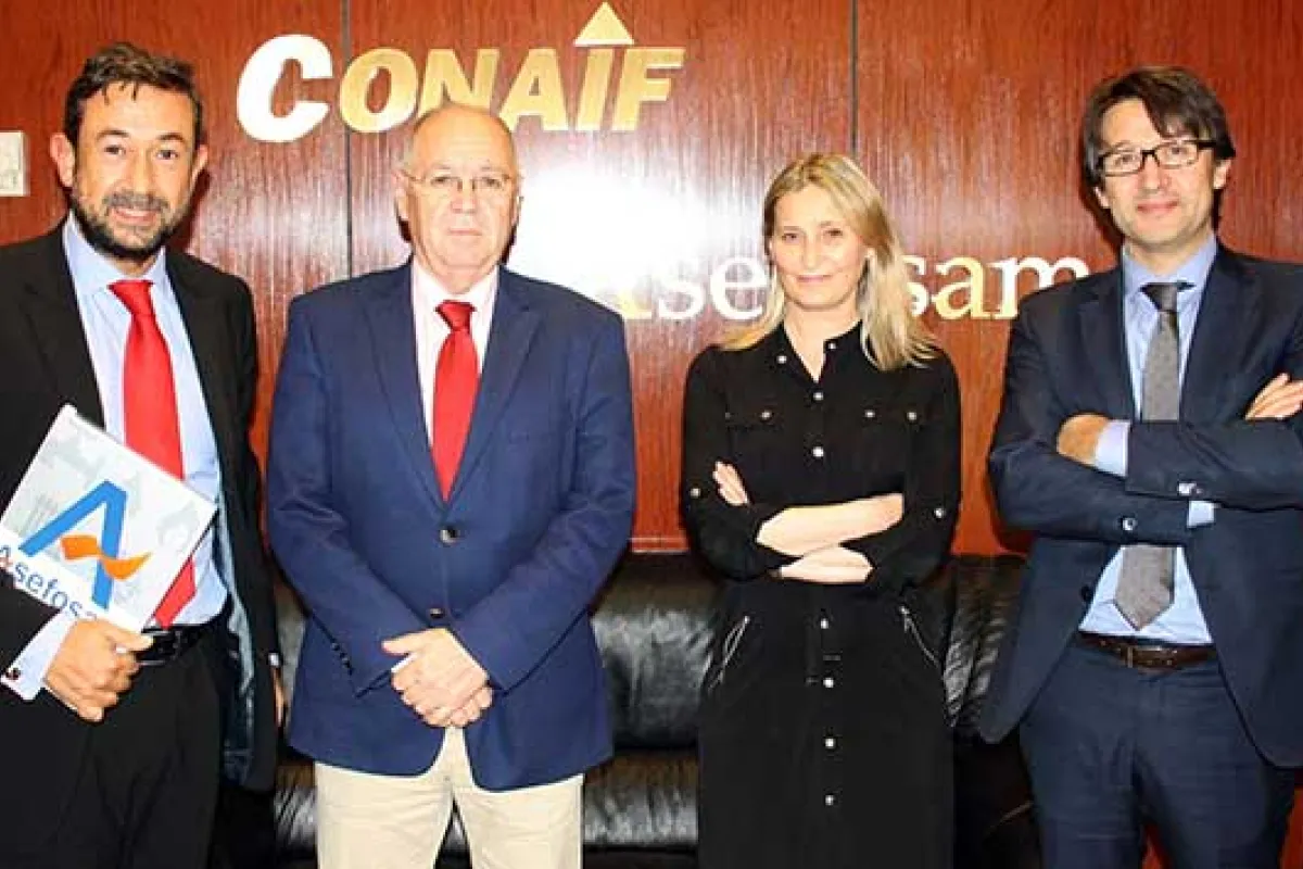 De izq. a dcha: Francisco Perucho, General Manager división climatización Sur de Europa, Panasonic; José Maria de la Fuente, Presidente de Asefosam; Inmaculada Peiró, Directora General de Asefosam; y Enrique Vilamitjana, Managing Director división climatización Europa, Panasonic