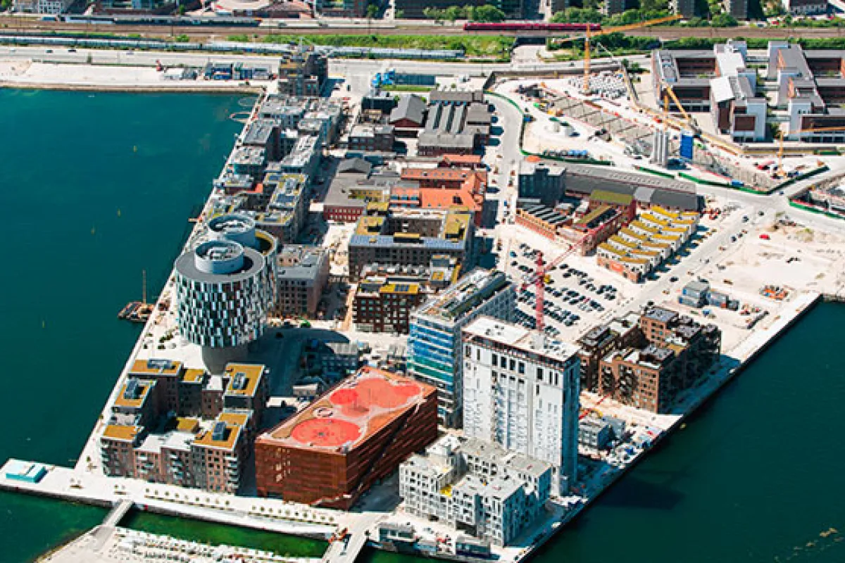 Foto aérea de un puerto en construcción