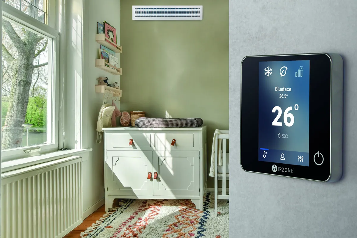 Habitación con radiador y sistema de control de temperatura