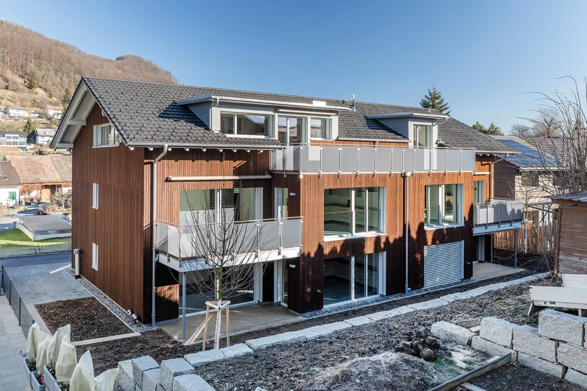 Vivienda multifamiliar con estructura de madera, obra de az Holz AG, situada en la localidad suiza de Büren