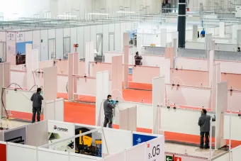 Transformación, realizada en los pabellones 5, 7 y 9 de IFEMA en apenas una semana; de recinto ferial a hospital de campaña con una capacidad de hasta 5.000 camas y 500 UCI,s.