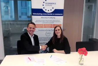 Christian Ludwig, CEO de WEEE Europe, y Marlene ten Ham, Secretaria General de Ecommerce Europe, durante el acto de firma del acuerdo.