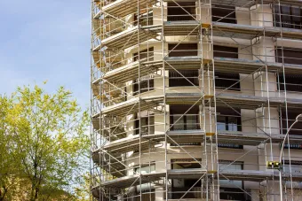 Edificio con andamios