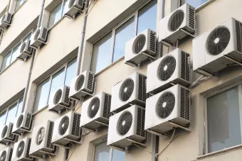 Aparatos de aire acondicionado colocados en la fachada de un edificio