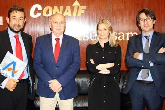 De izq. a dcha: Francisco Perucho, General Manager división climatización Sur de Europa, Panasonic; José Maria de la Fuente, Presidente de Asefosam; Inmaculada Peiró, Directora General de Asefosam; y Enrique Vilamitjana, Managing Director división climatización Europa, Panasonic