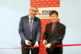 Raúl Antón y Masami Kusano cortando la cinta de la inauguración