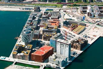 Foto aérea de un puerto en construcción