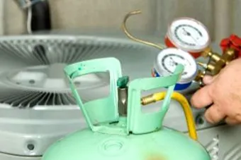 Carga de gas refrigerante