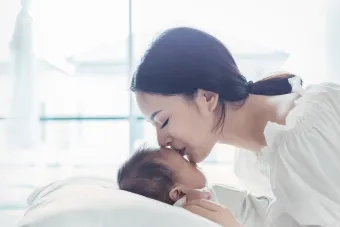 Una madre besando a su hijo