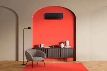 Split de aire acondicionado negro en un recibidor