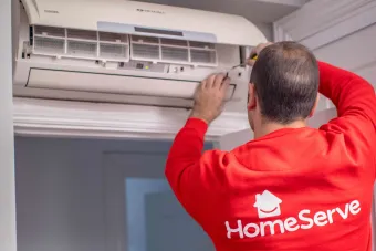 Técnico instalando un aire acondicionado