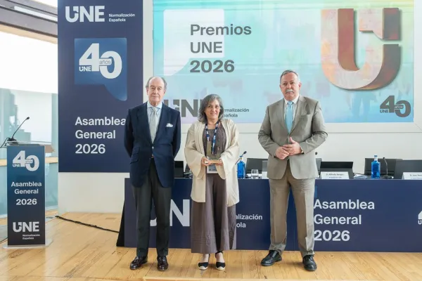Cecilia Salamanca, responsable de departamento técnico de AFEC, recibió el Premio López Agüí 2026 en reconocimiento a su liderazgo en este Comité Técnico de Normalización